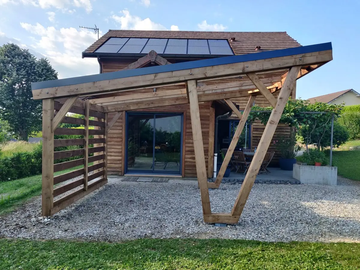 un carport ou abris de voiture devant une maison
