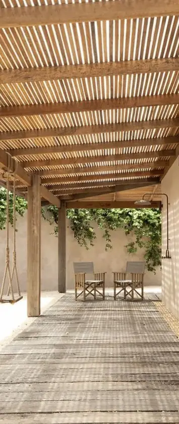 Une pergolas en bois de réemploi sur une terasse