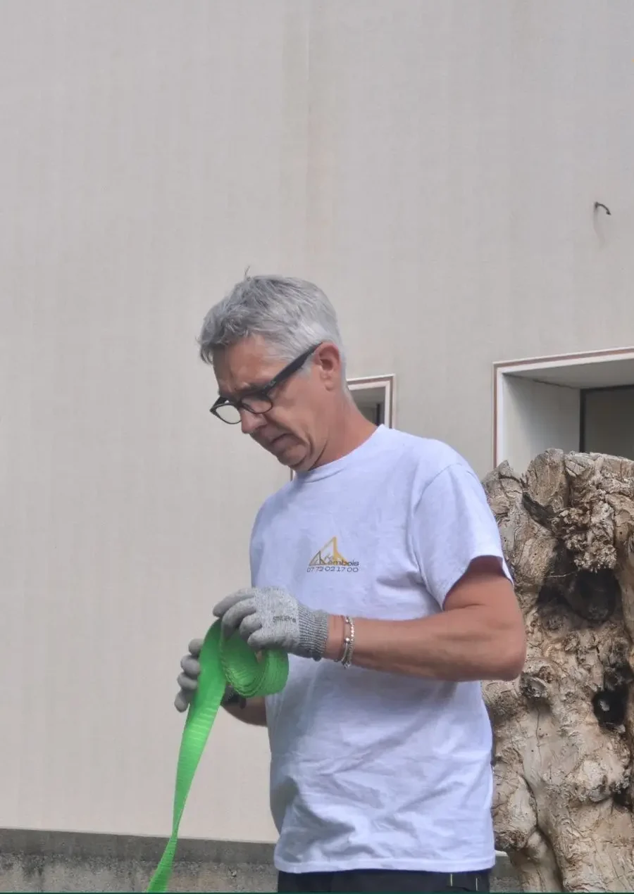Olivier avec une sangle dans les mains