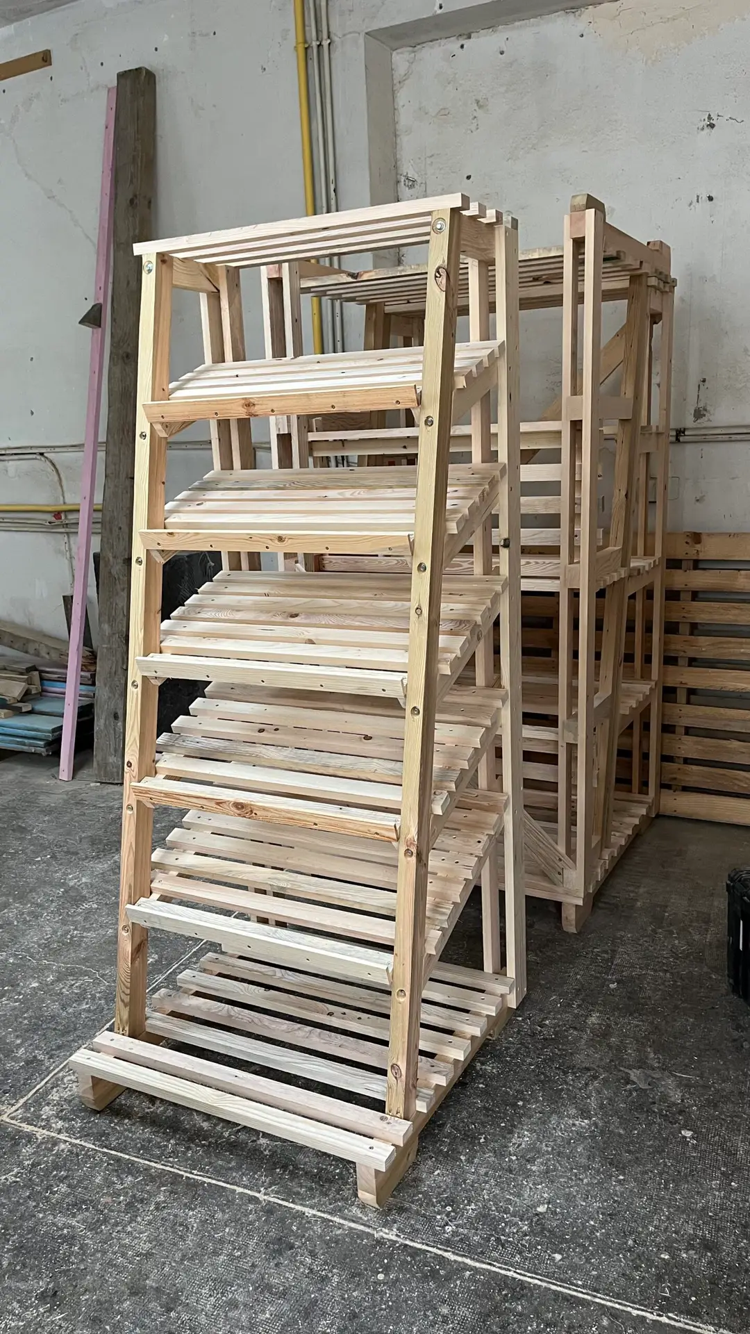 des meubles en cours de construction en bois de réemploi