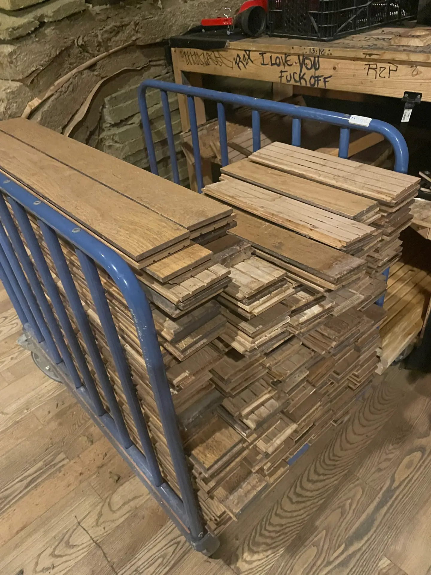 un tas de bois rangé, prêt à être réutilisé