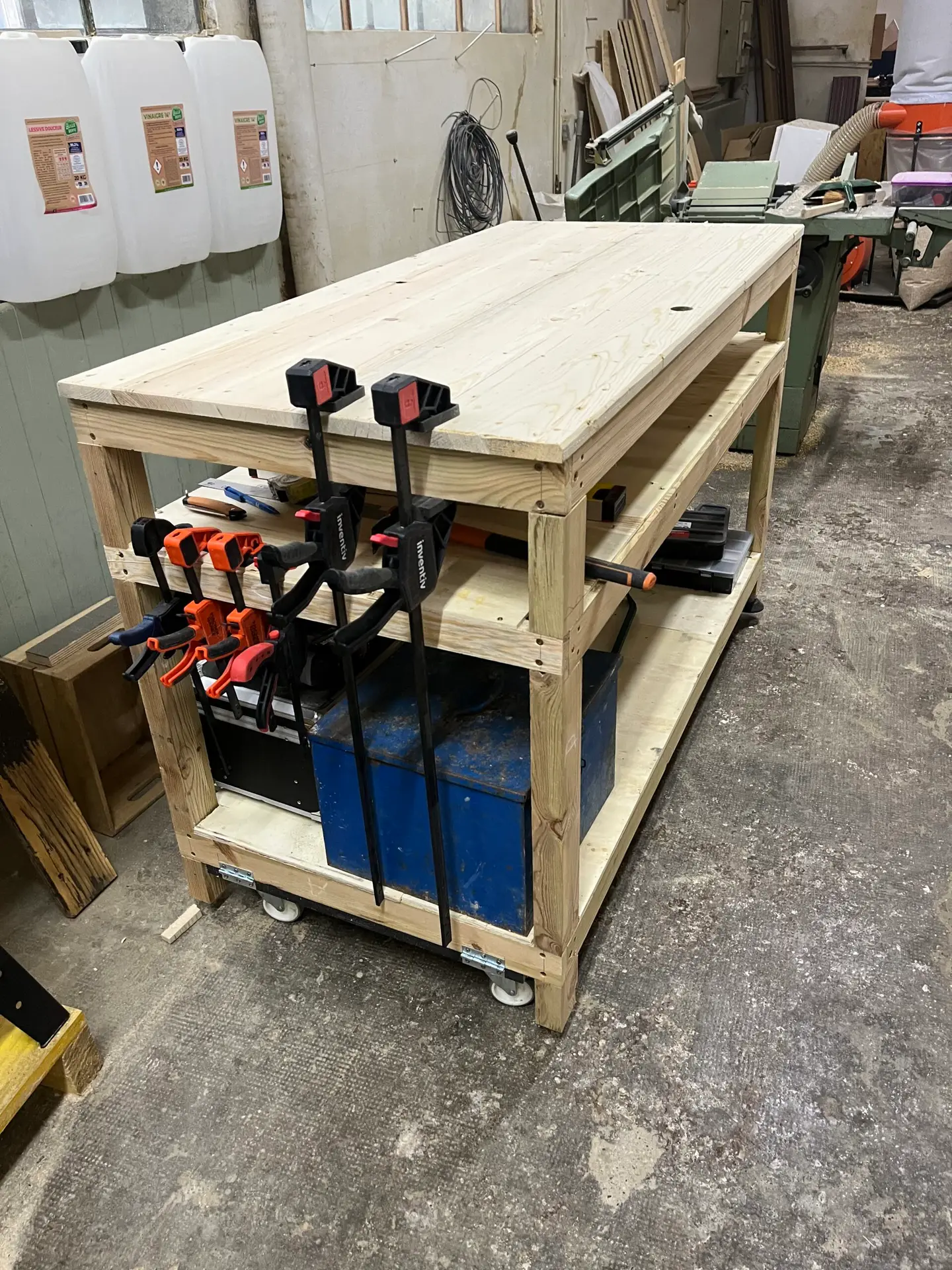 un meuble en train d'être conçu en atelier