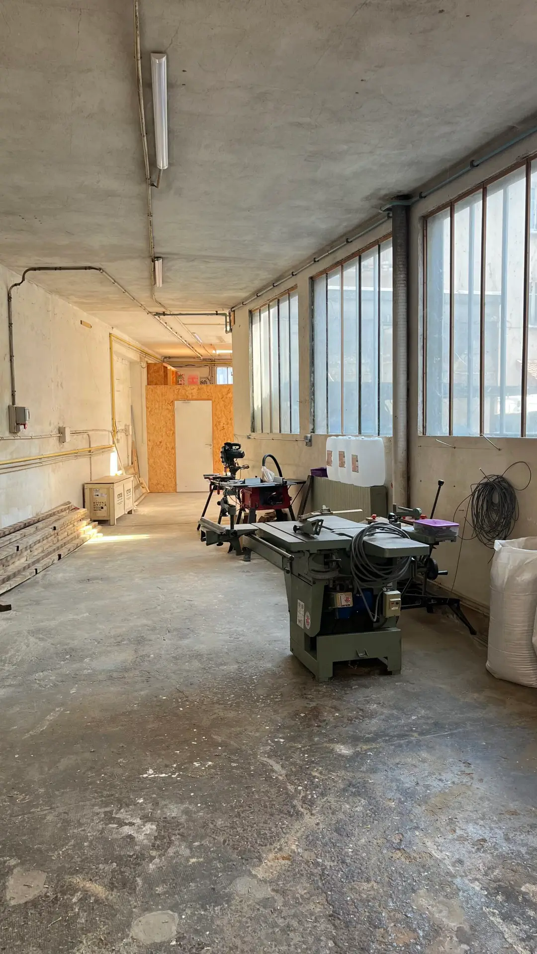 interieur de l'atelier, avec des machines