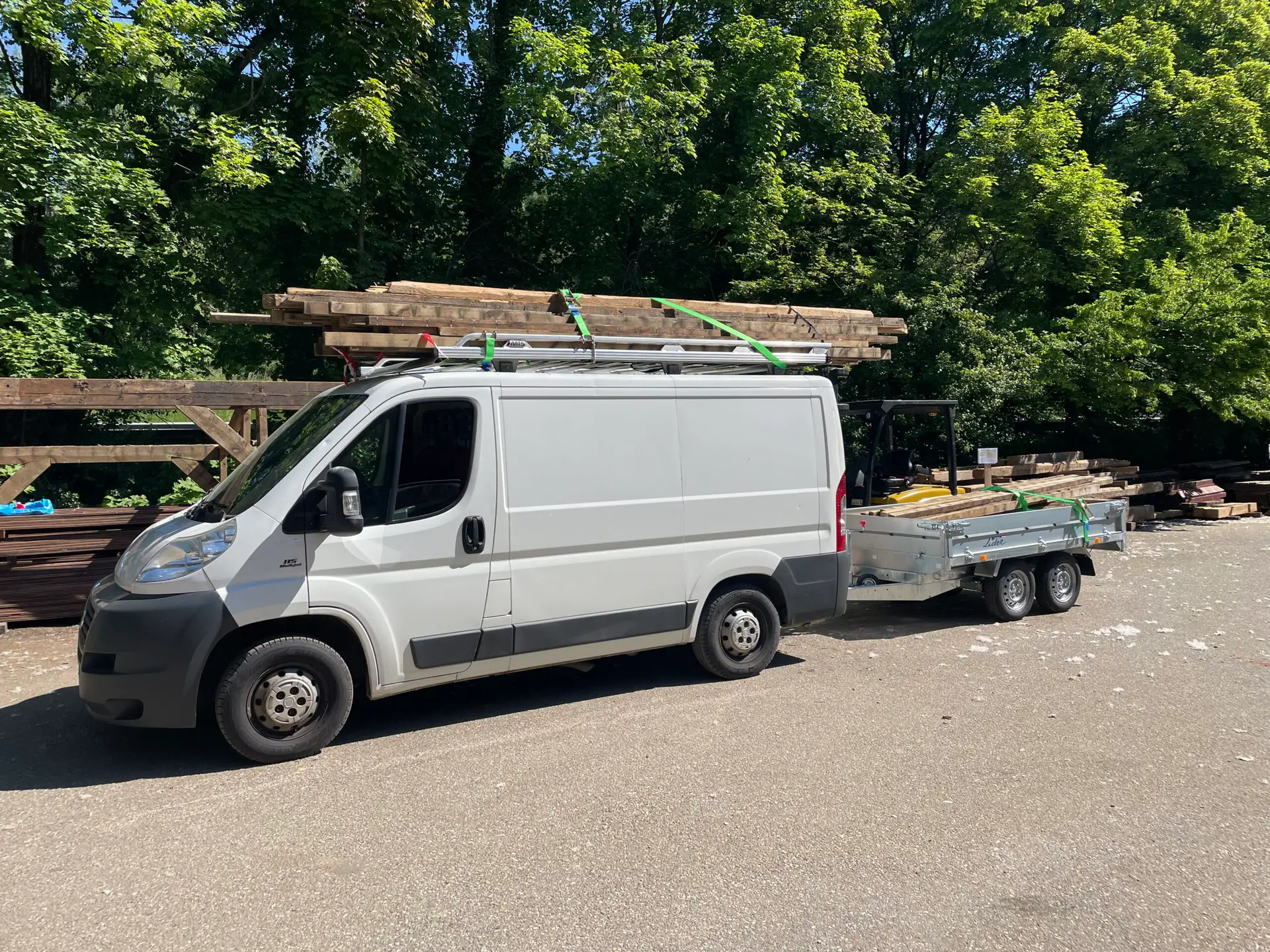 un camion qui transporte des nouvelles ressources de bois