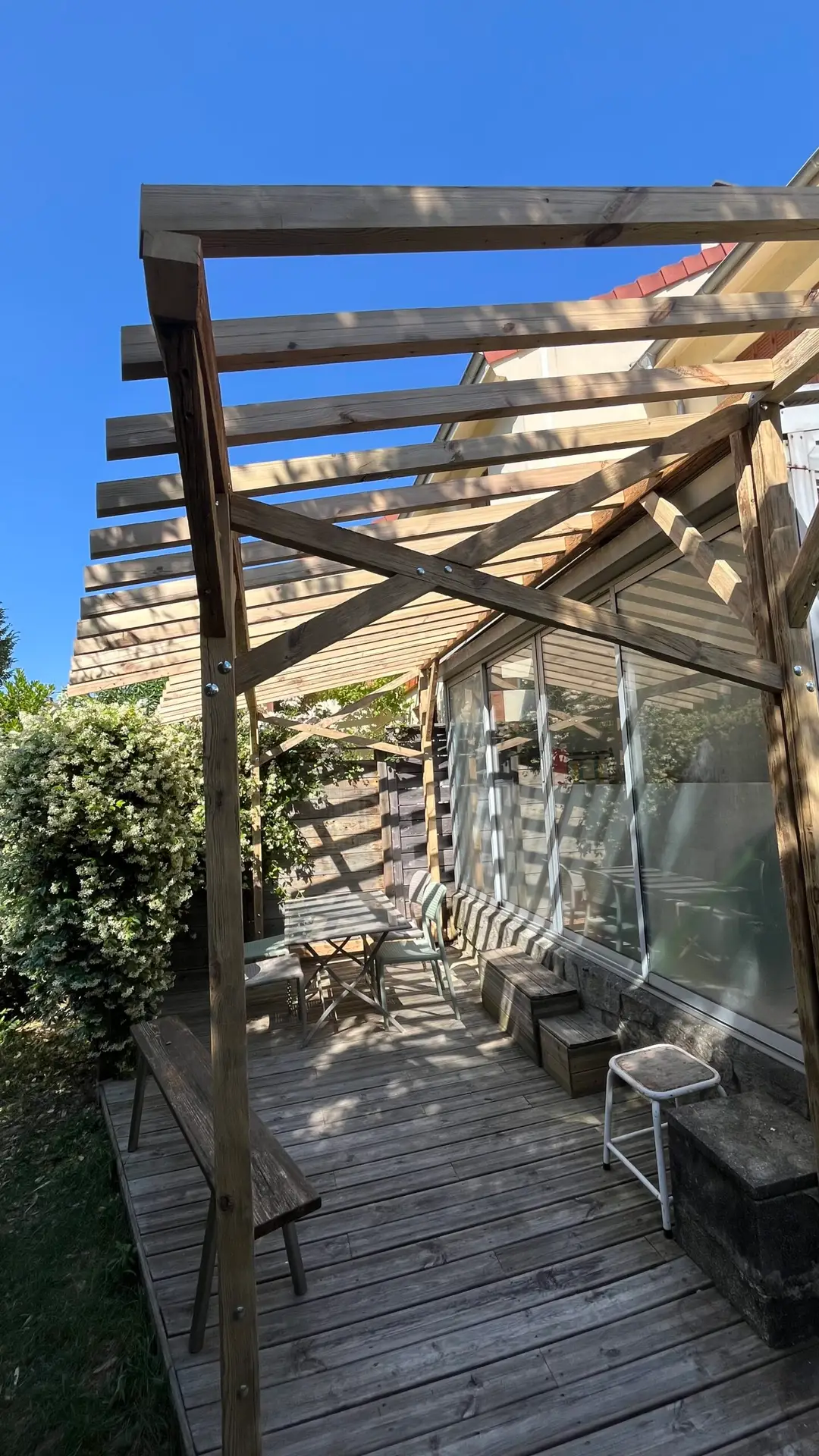 une pergolas sur une terrasse ensoleillée